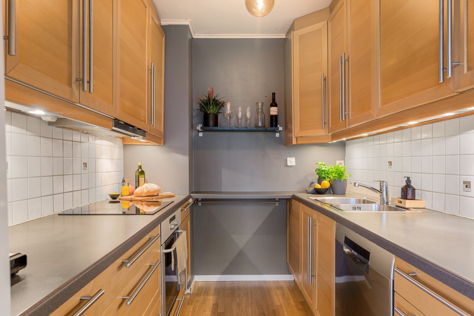 Benkeplate av typen laminat med nedsenket oppvaskkom i rustfritt stål og ett-greps armatur. Galleribilde