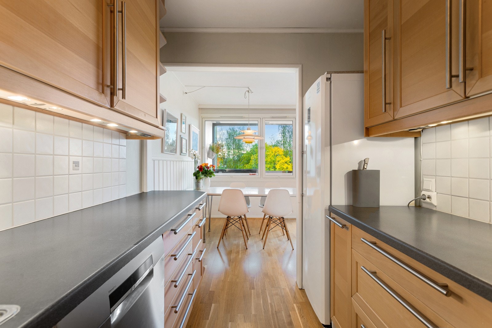 Godt med skap- og benkeplass. Plass til frittstånde kjøleskap i egen nisje på kjøkken. Galleribilde