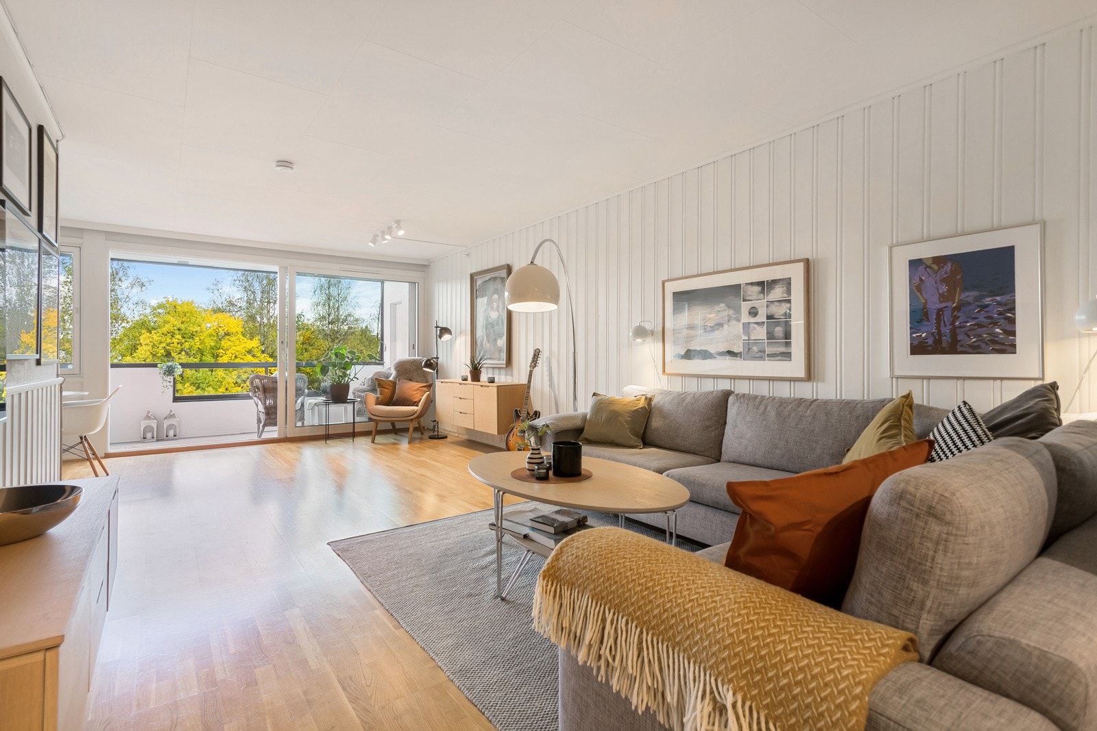 Romslig stue med god plass til hjørnesofa og øvrig møblement. Galleribilde