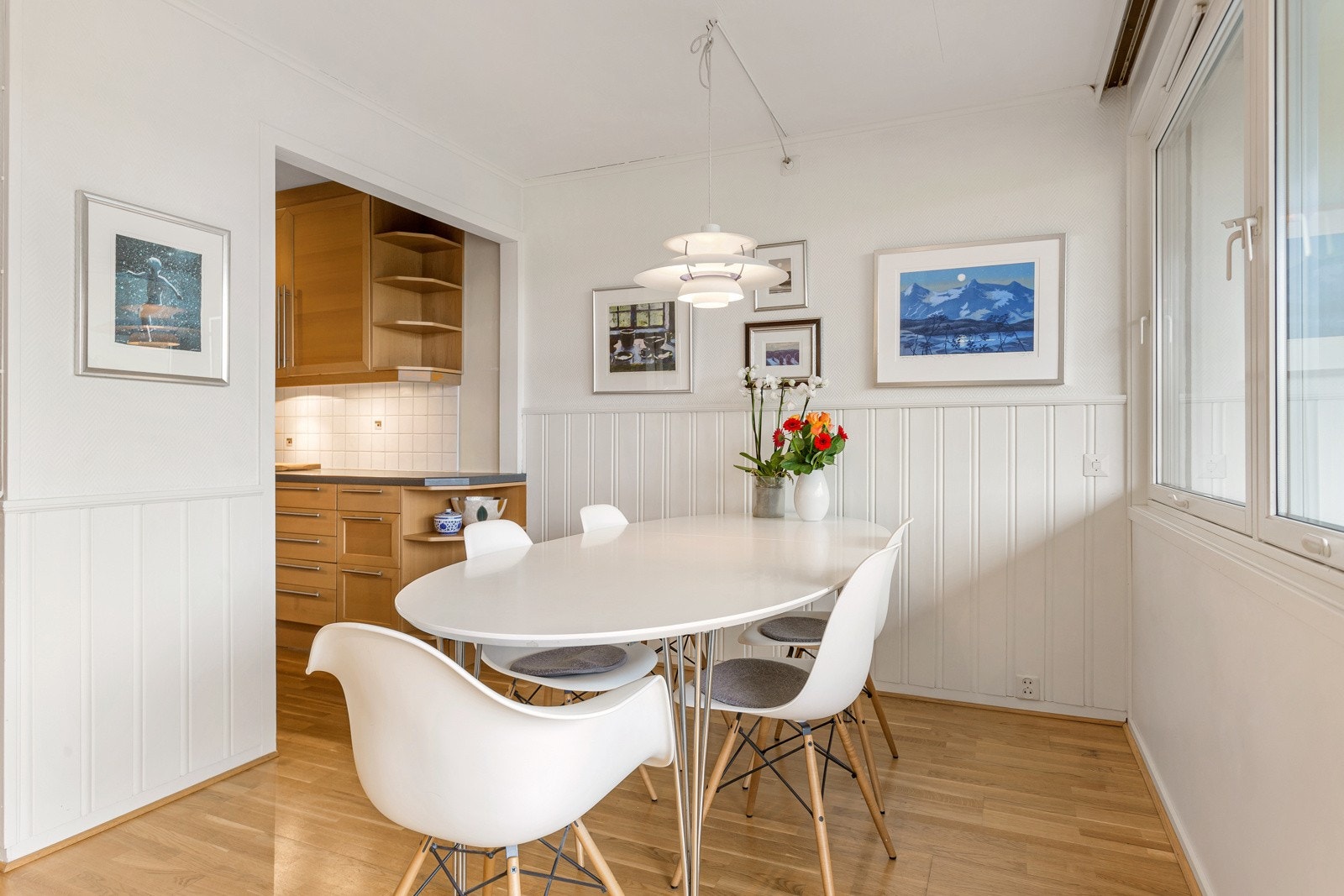 Naturlig plassering av spisestue ved kjøkken. Galleribilde