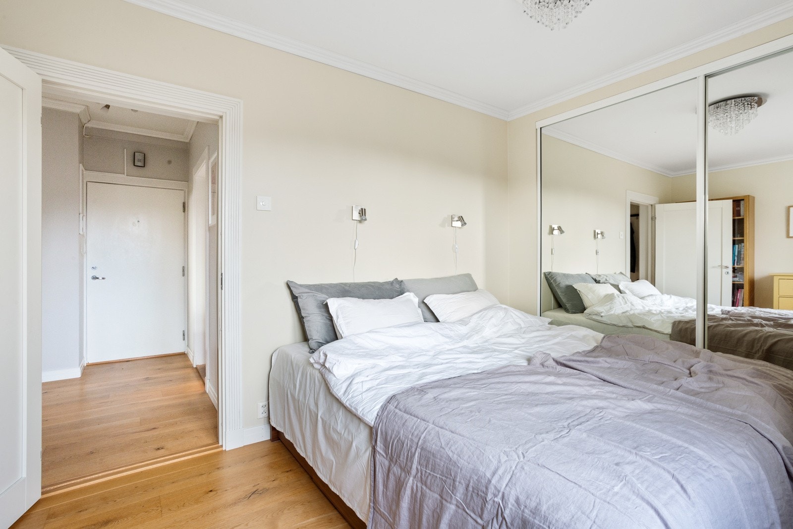 Stort hovedsoverom med god plass til dobbeltseng. Stor fastmontert skyvedørsgarderobe med speilfronter gir svært gode oppbevaringsmuligheter. Galleribilde