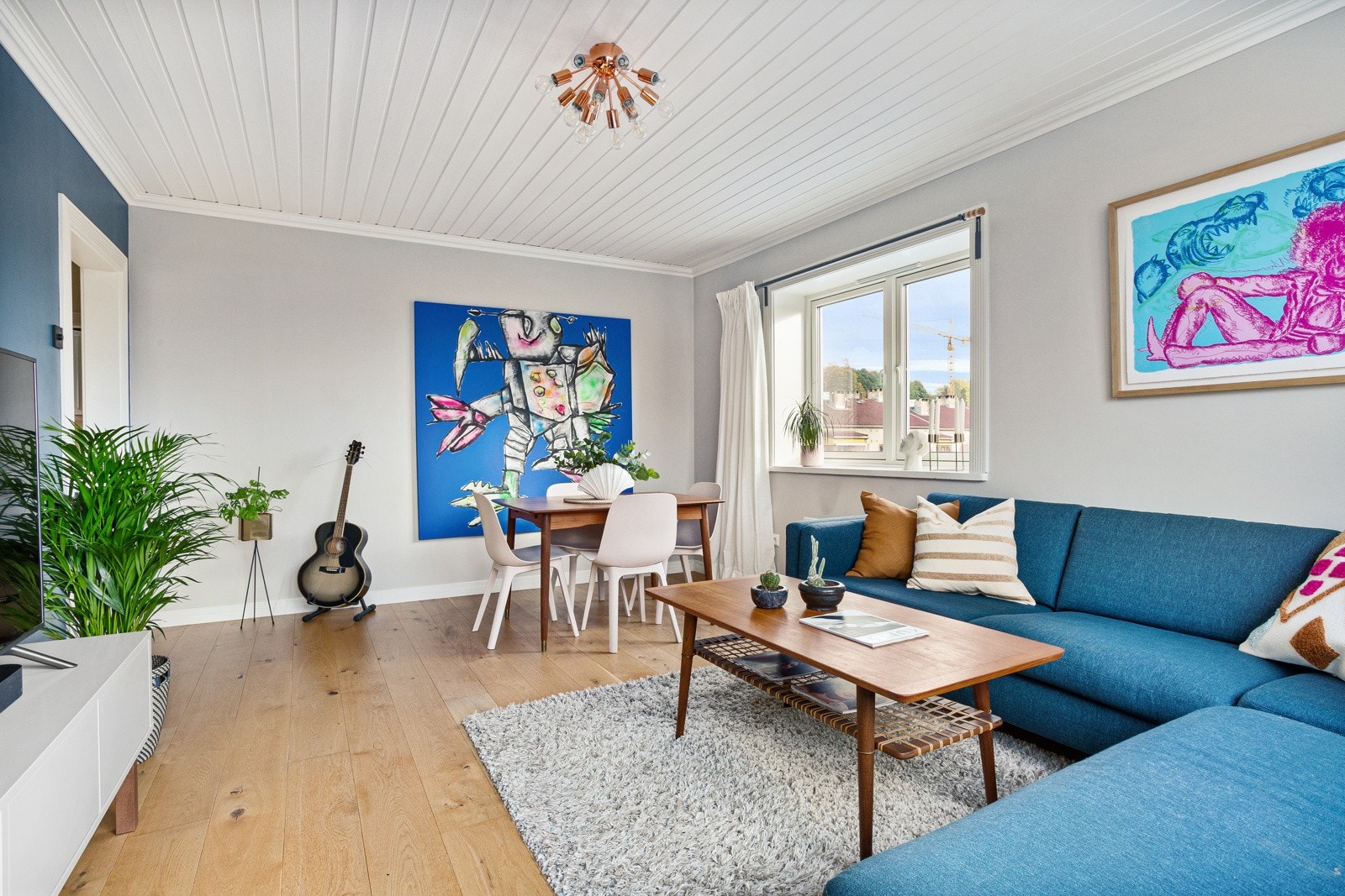 Lys og svært hyggelig stue. I stuen har man flott utsyns- og lysforhold gjennom vinduer mot syd og vest. Galleribilde