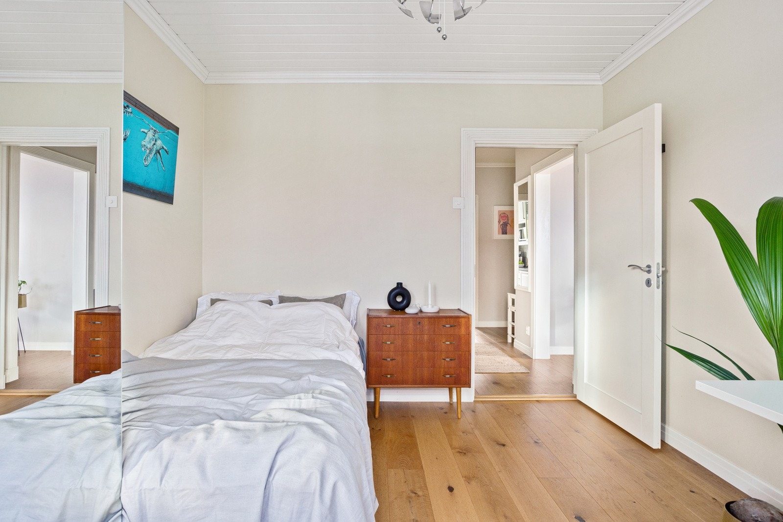 Fastmontert garderobe med speilfronter. Galleribilde
