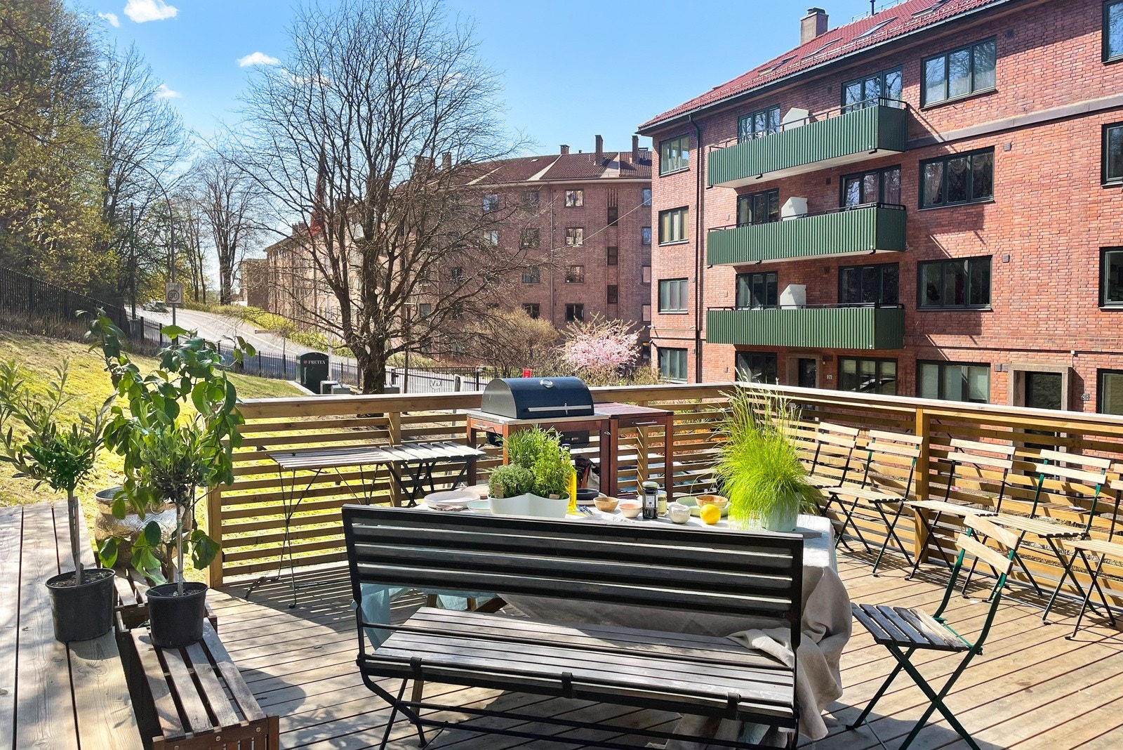 I 2020 ble det etablert en koselig, tilbaketrukket terrasse på ca. 30 kvm, med grill og sittegruppe. Galleribilde