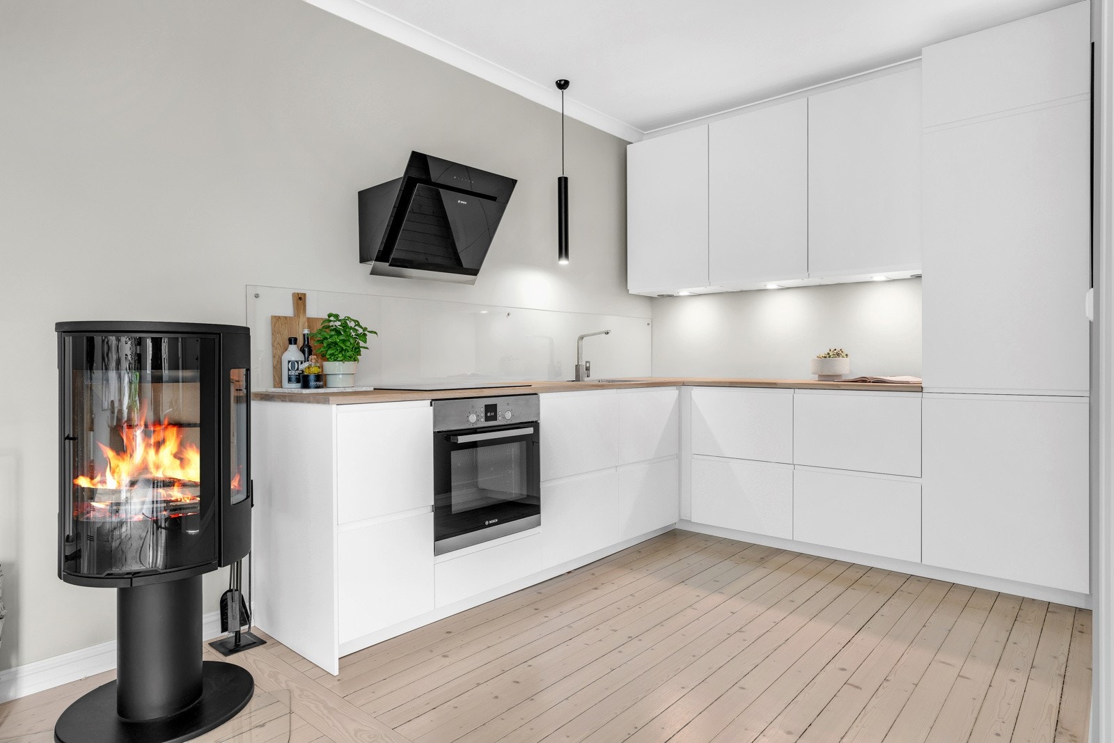 I 2018 ble kjøkkenet flyttet ut i stuen, og det ble montert en ny, moderne innredning fra Ikea. Galleribilde