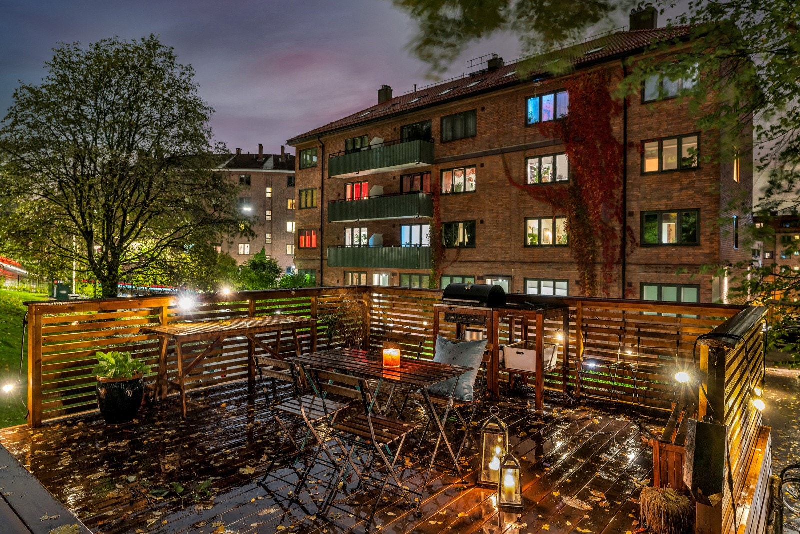 Terrassen innbyr til sosiale sammenkomster med god mat og drikke. Galleribilde