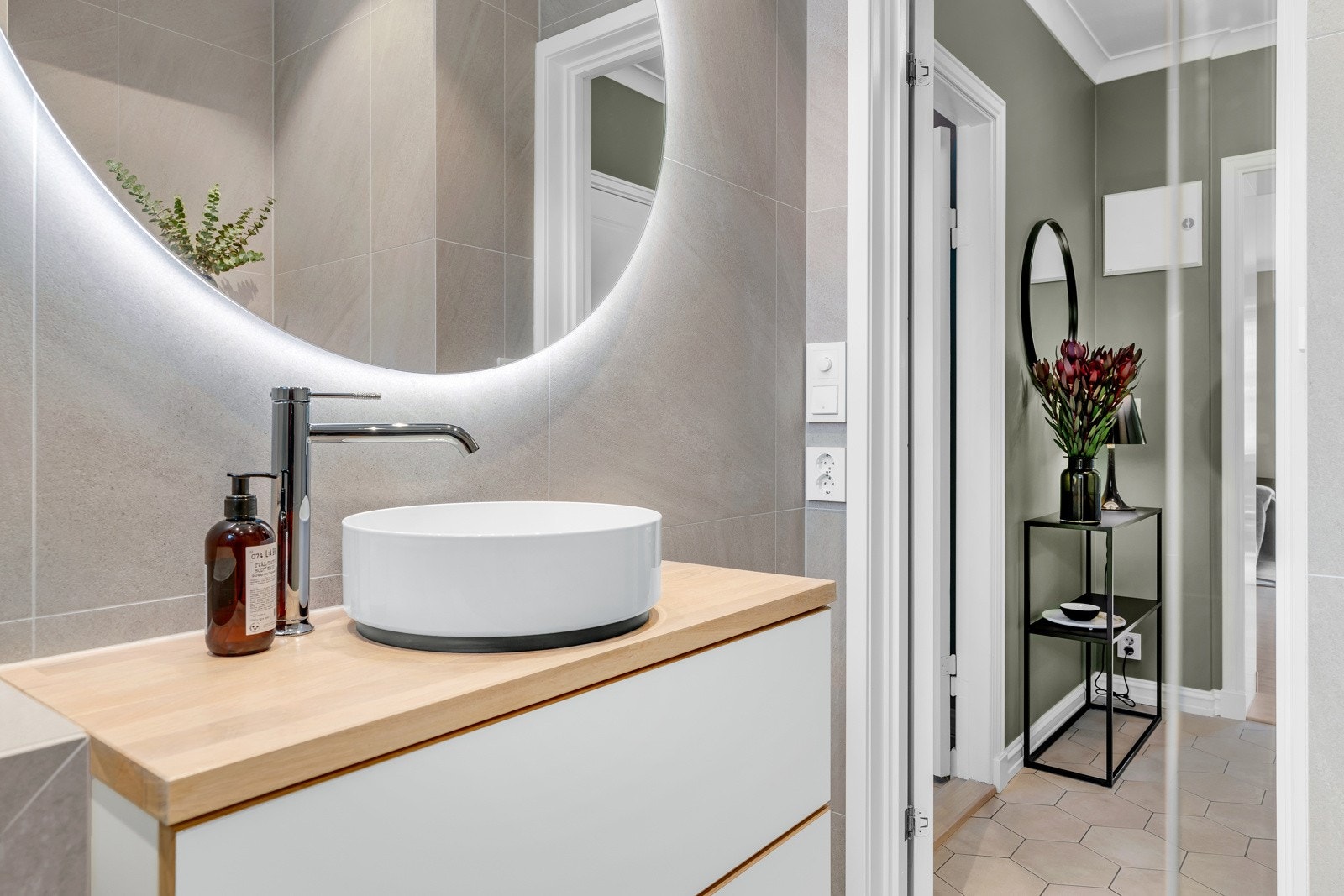 Her er det flislagte overflater, gulvvarme og led-downlights i himlingen. Galleribilde