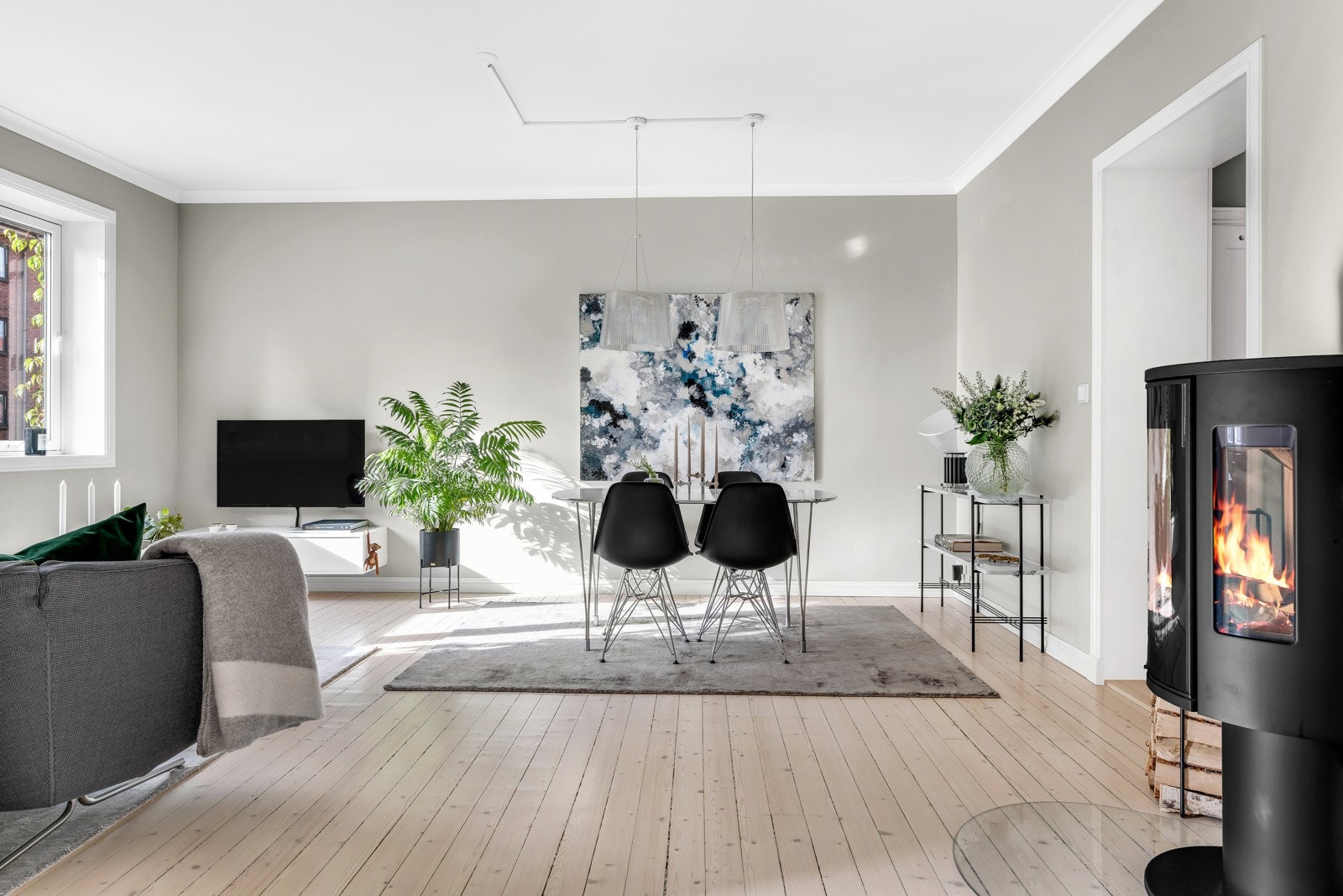 Stuen er et sosialt oppholdsrom med peisovn. Galleribilde