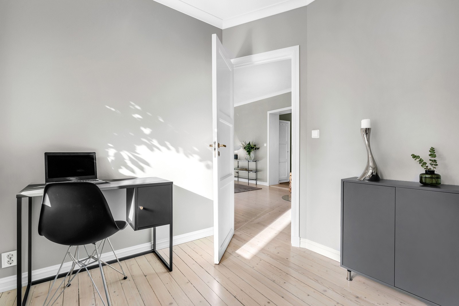 God plass til seng og hjemmekontor. Galleribilde