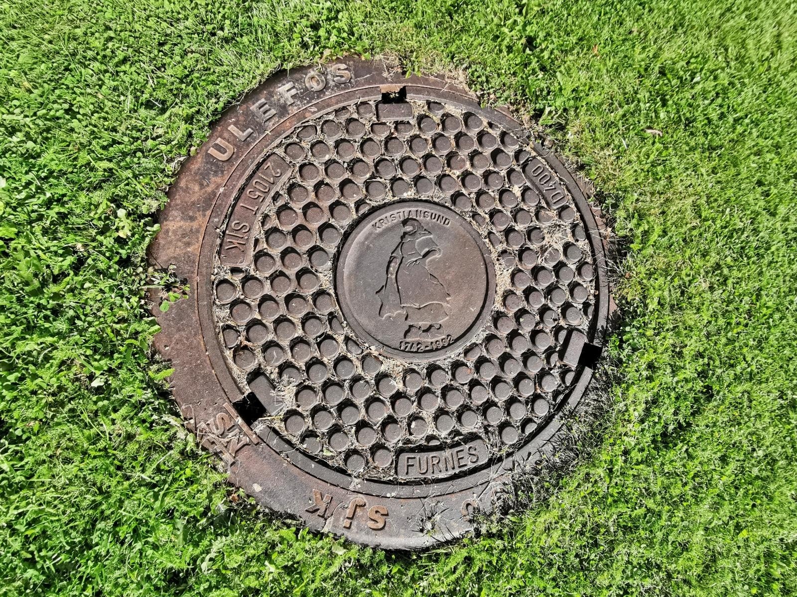 En liten nostalgisk detalj fra hjembyen har også fått plass på tunet Galleribilde