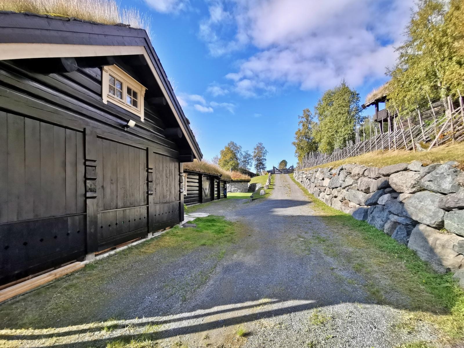 Innkjørsel med carport og inngangsparti på nordsiden av tunet Galleribilde