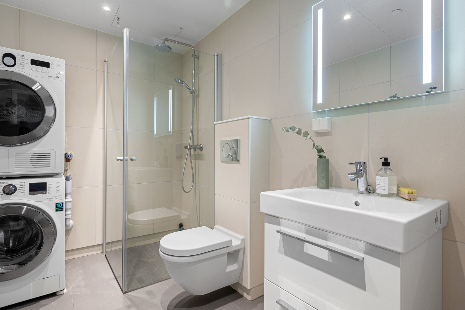 Badet i 1. etasje fremstår moderne og lekkert. Opplegg for vaskemaskin og plass for tørketrommel.