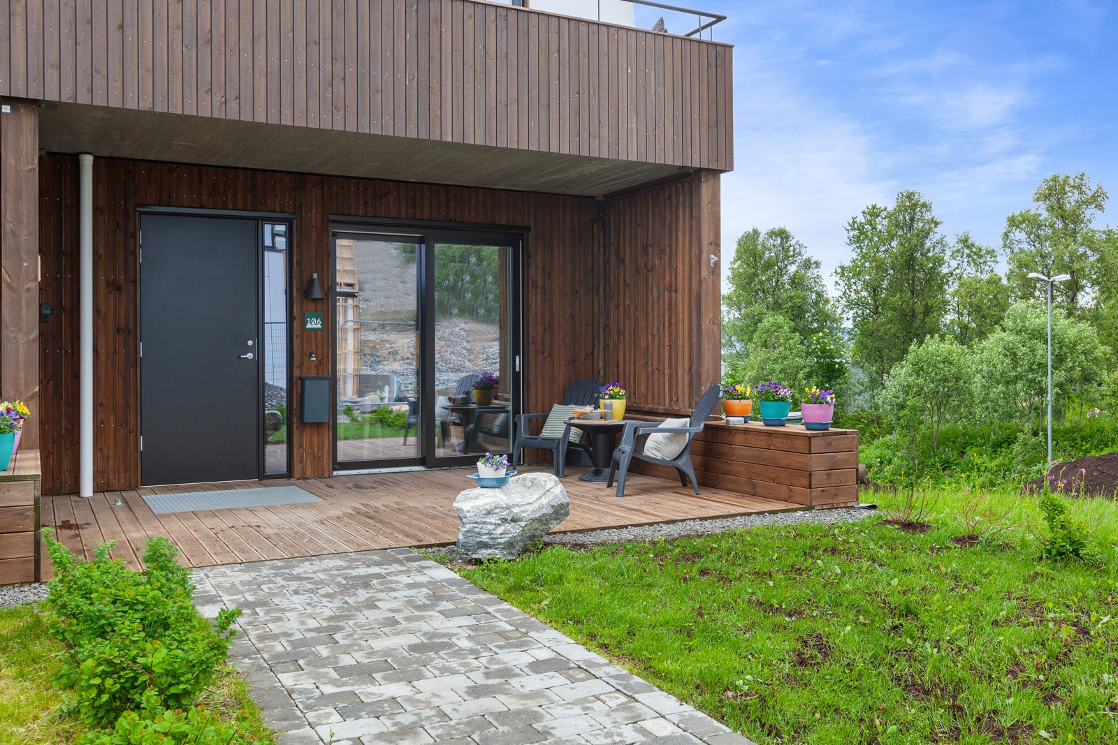 Pent opparbeidet inngangsparti med terrasse og overbygg. Herlige solforhold på dagtid.
