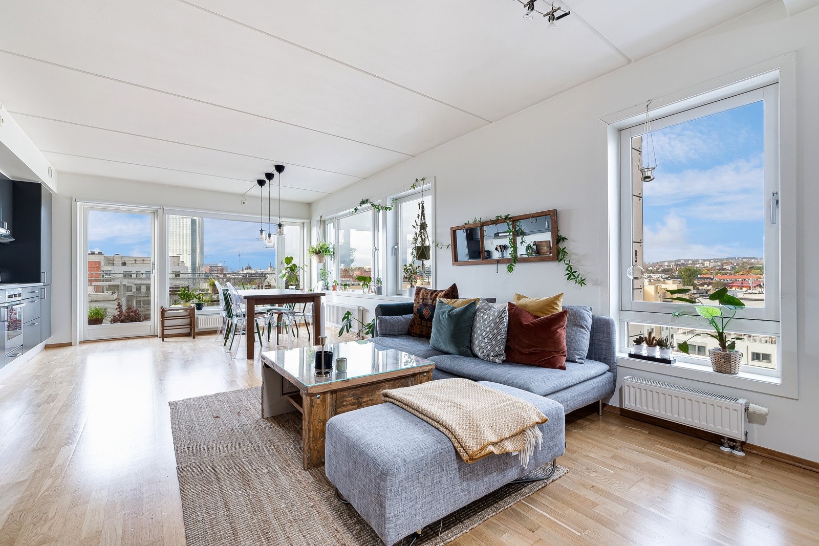 Sofa med det som hører til. Galleribilde