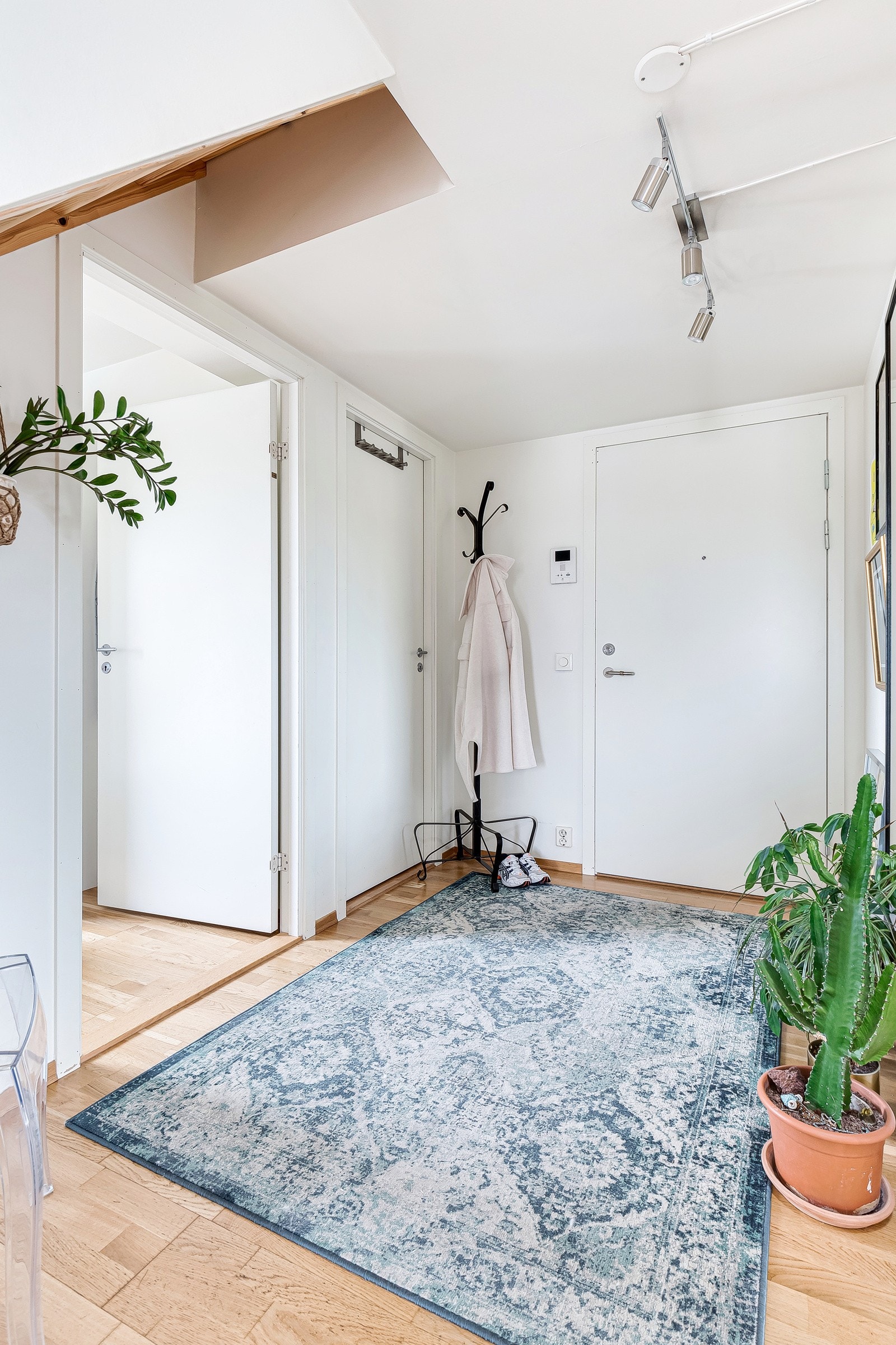 Gangen er romslig, med plass til klesheng i skap - og i en innvendig bod. Galleribilde