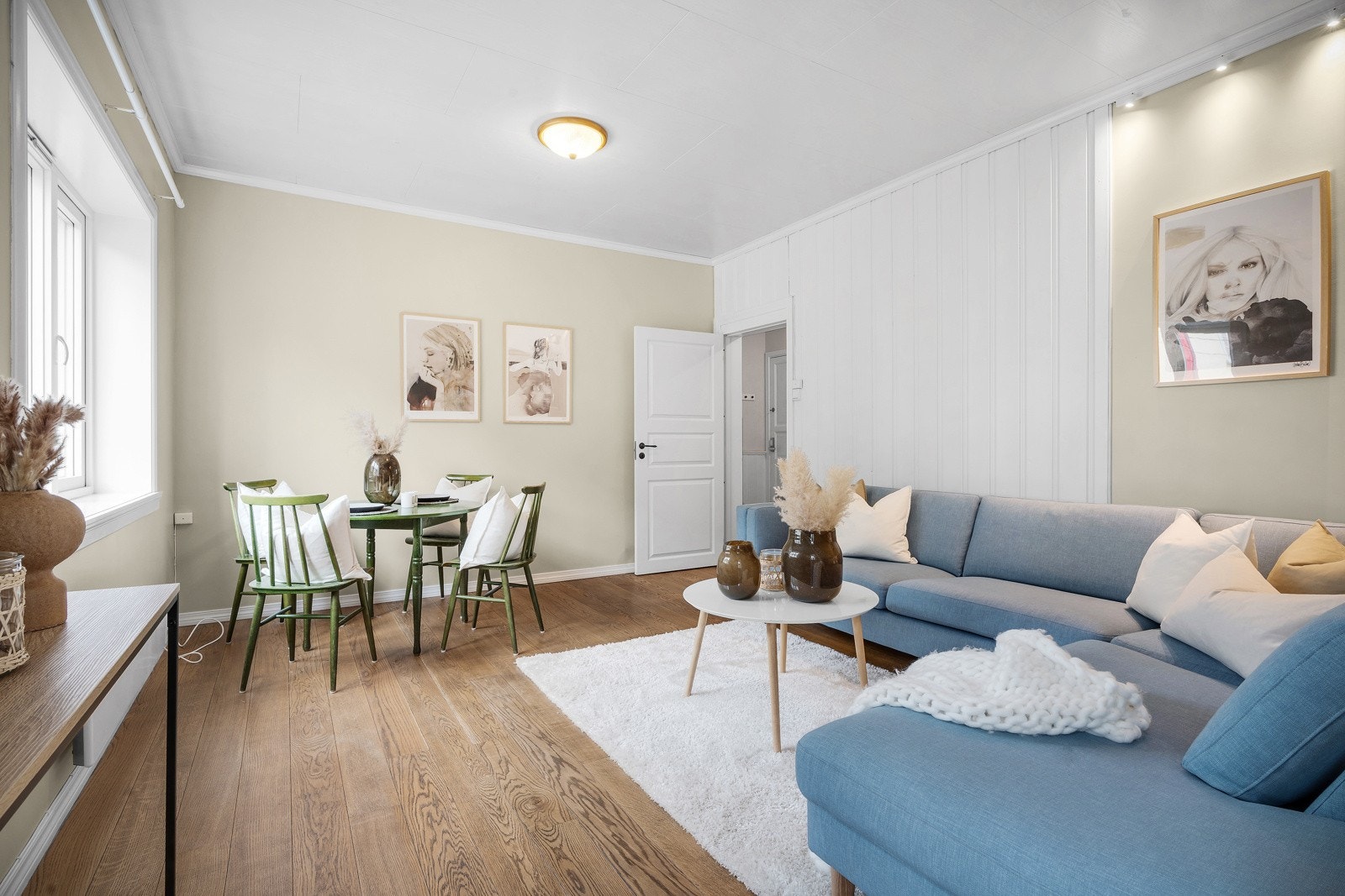 Romslig stue som har god plass til både sofa- og spisegruppe Galleribilde
