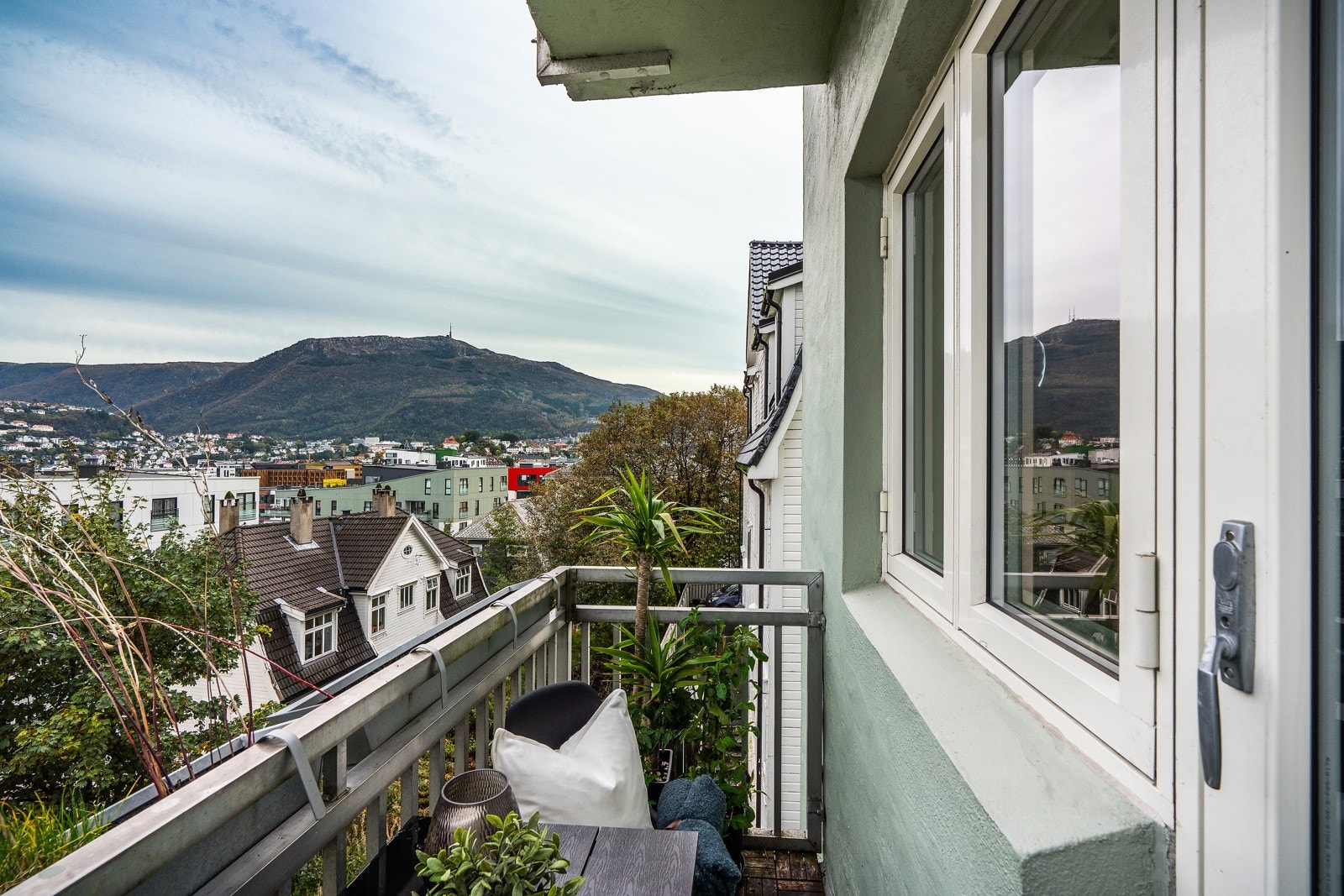 Balkong - i tillegg har borettslaget en pent opparbeidet uteplass for beboerne Galleribilde