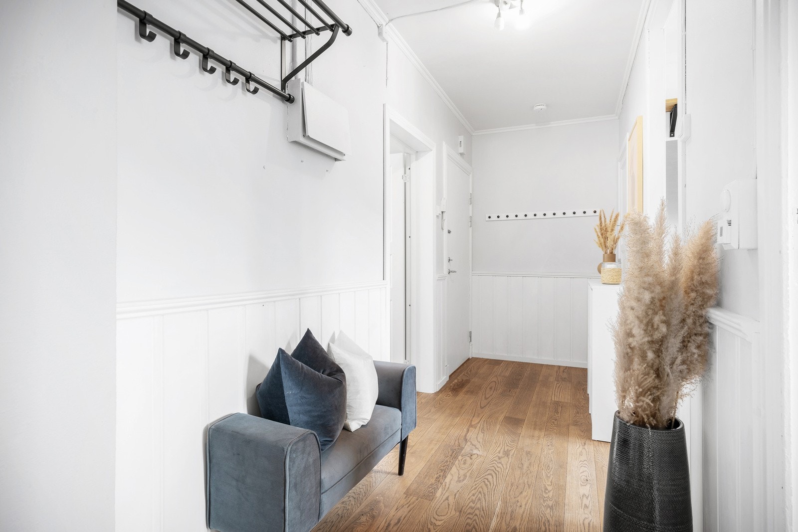 Velkommen inn! Her er det god plass til yttetøy Galleribilde