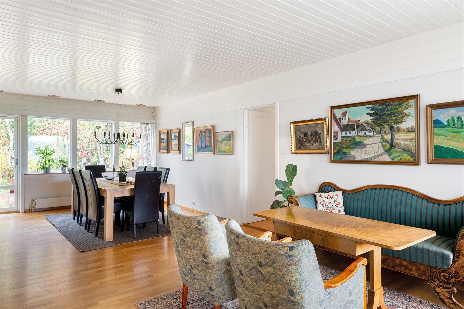 Stuen er lys og trivelig, med god plass til ulike møbleringsalternativer. Galleribilde