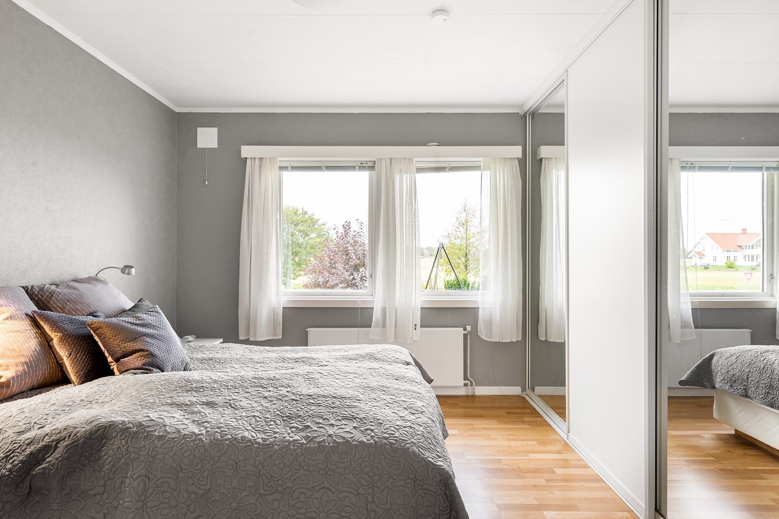 Lyst og trivelig soverom med stor skyvedørsgarderobe. Galleribilde