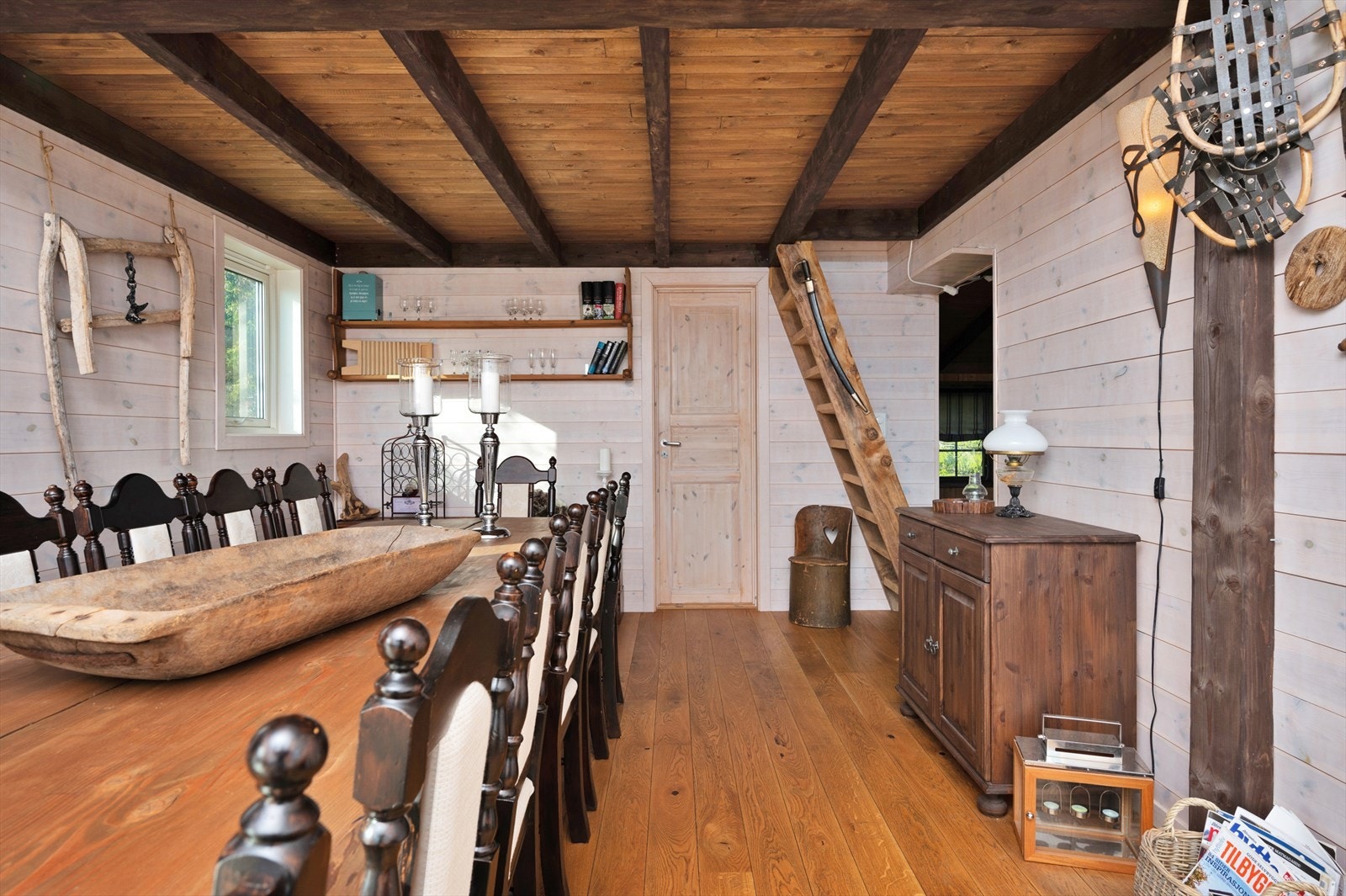 Spisestue med langbord og 14 stoler Galleribilde