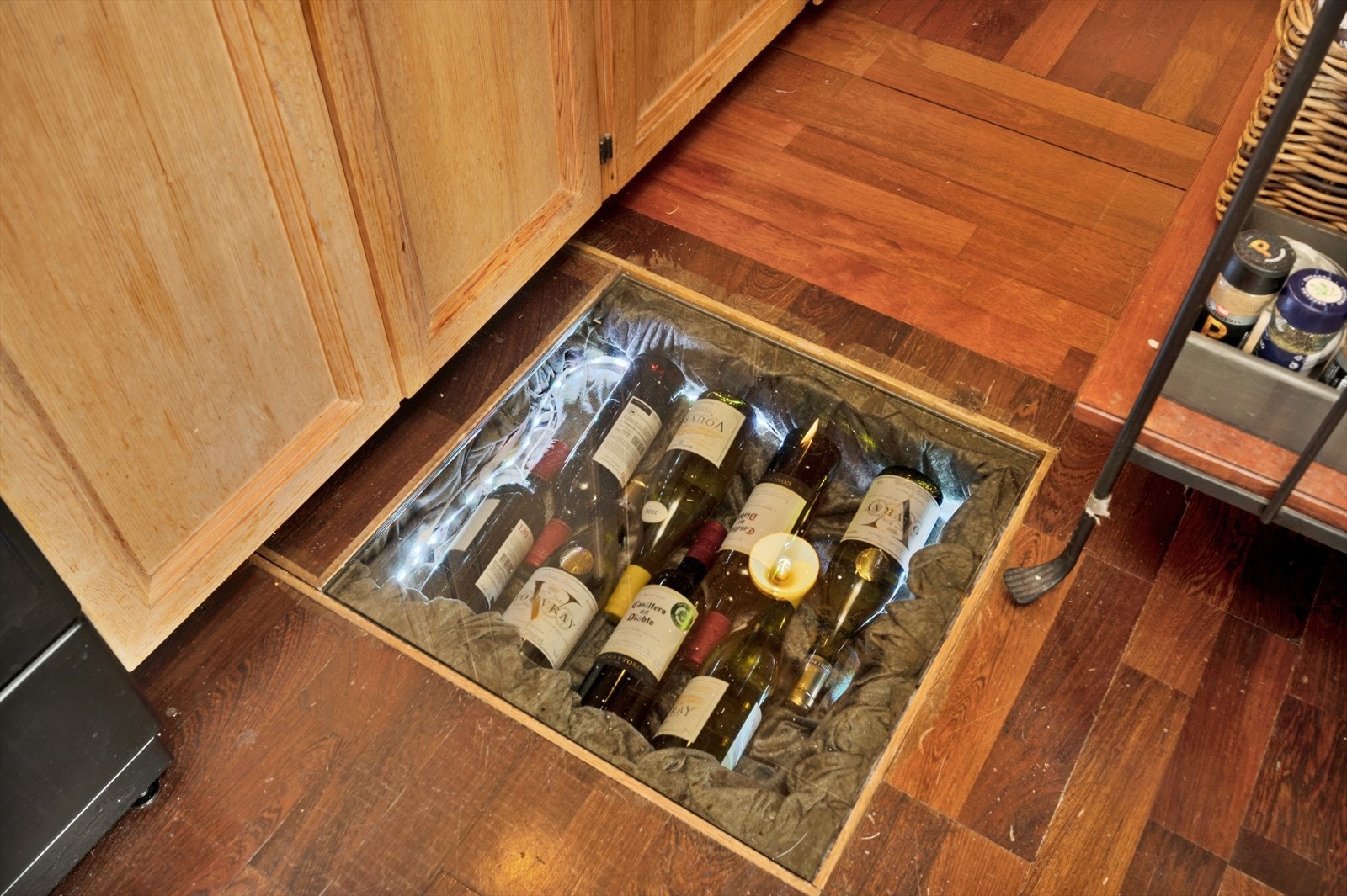 Nedfelt vinskap i gulvet på kjøkkenet Galleribilde