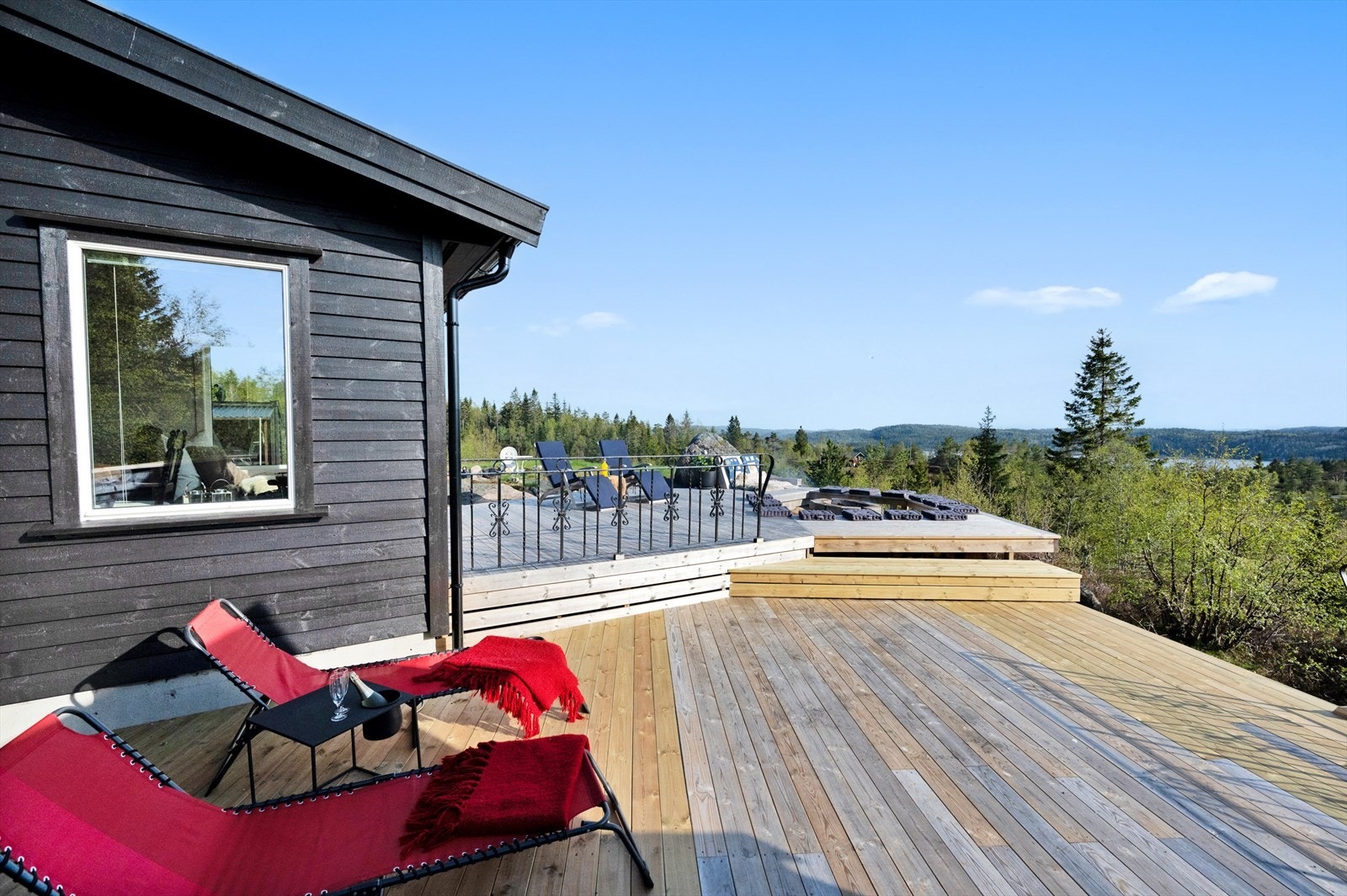 Stor terrasse med gode solforhold og flott utsikt Galleribilde