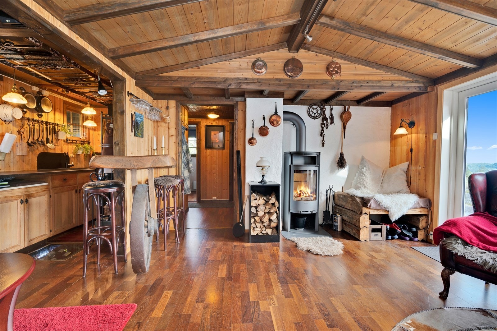 Kjøkken og stue med peisovn Galleribilde