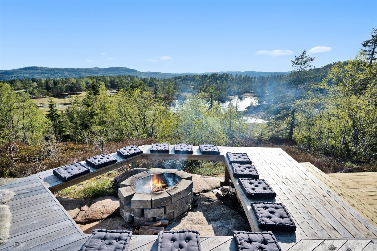 Bålplass med panoramautsikt og gode solforhold Galleribilde