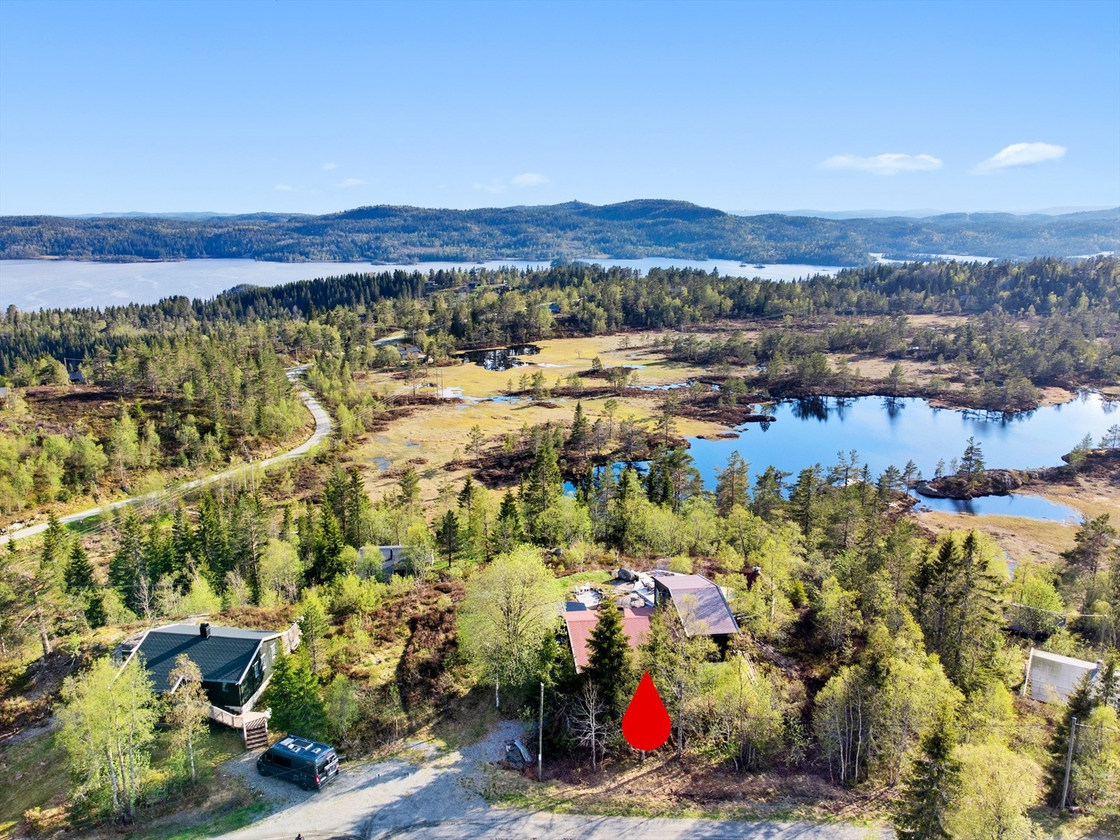 Flott utsikt med Tjønnhomtjønn til høyre og Høvringsvatnet til høyre Galleribilde