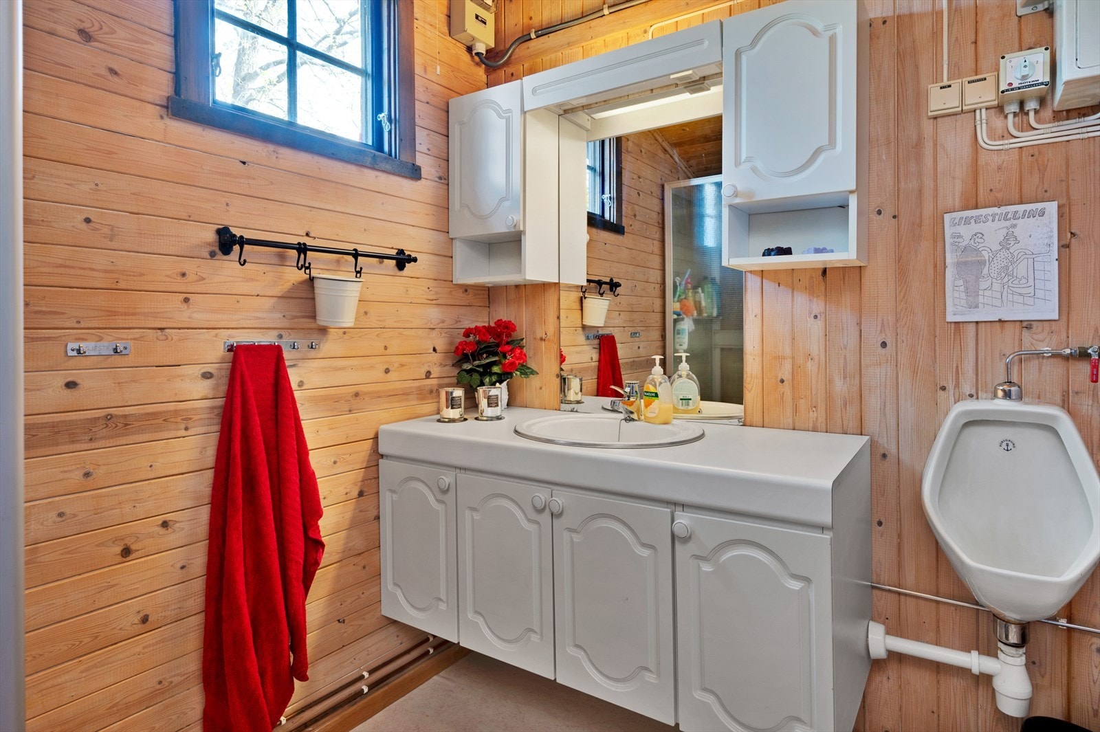 Bad med dusj og pissoar Galleribilde