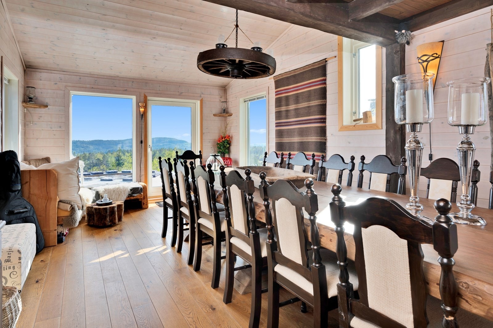 Spisestue med langbord og god takhøyde Galleribilde