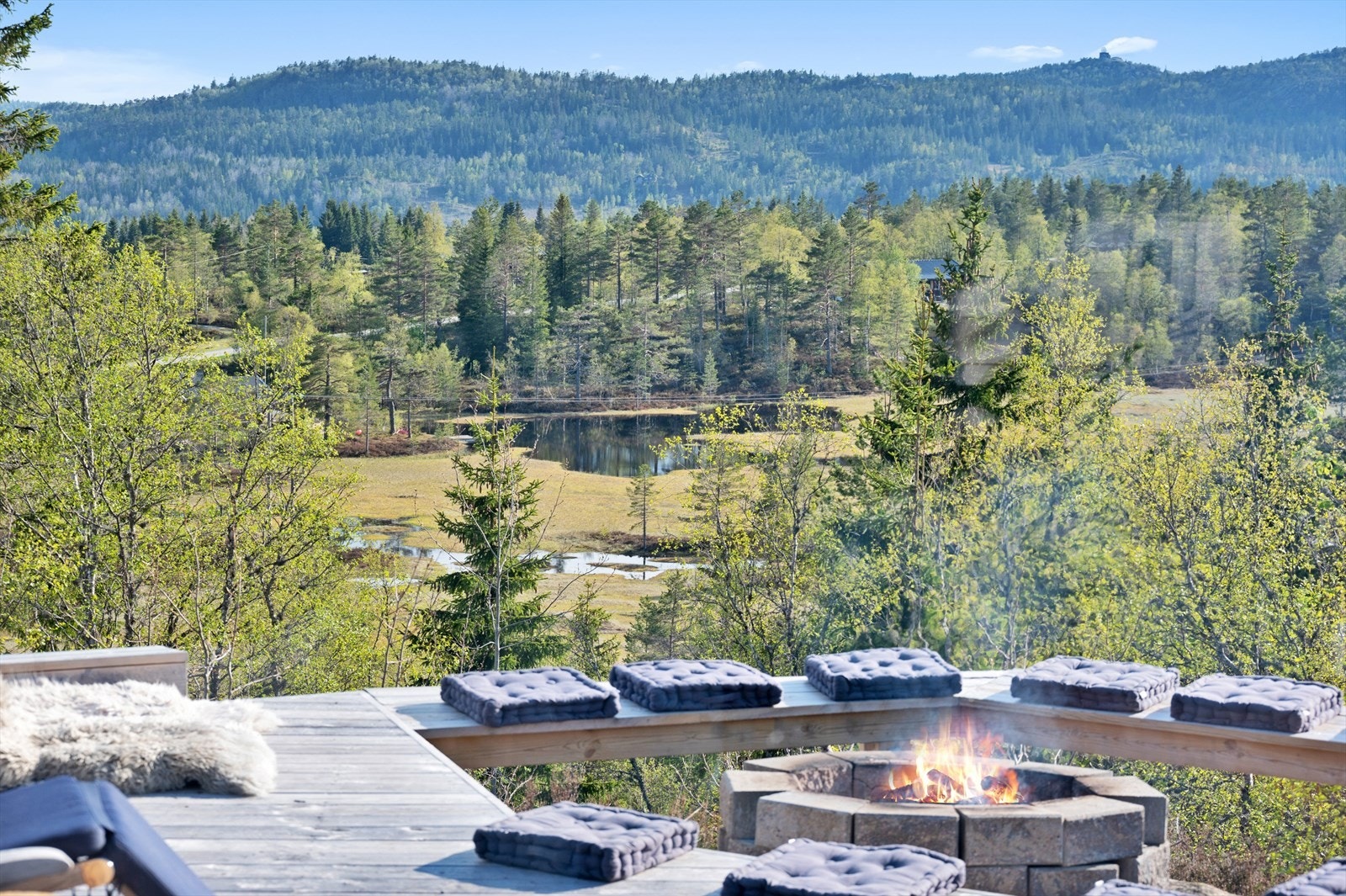 Solrik bålplass med flott utsikt Galleribilde