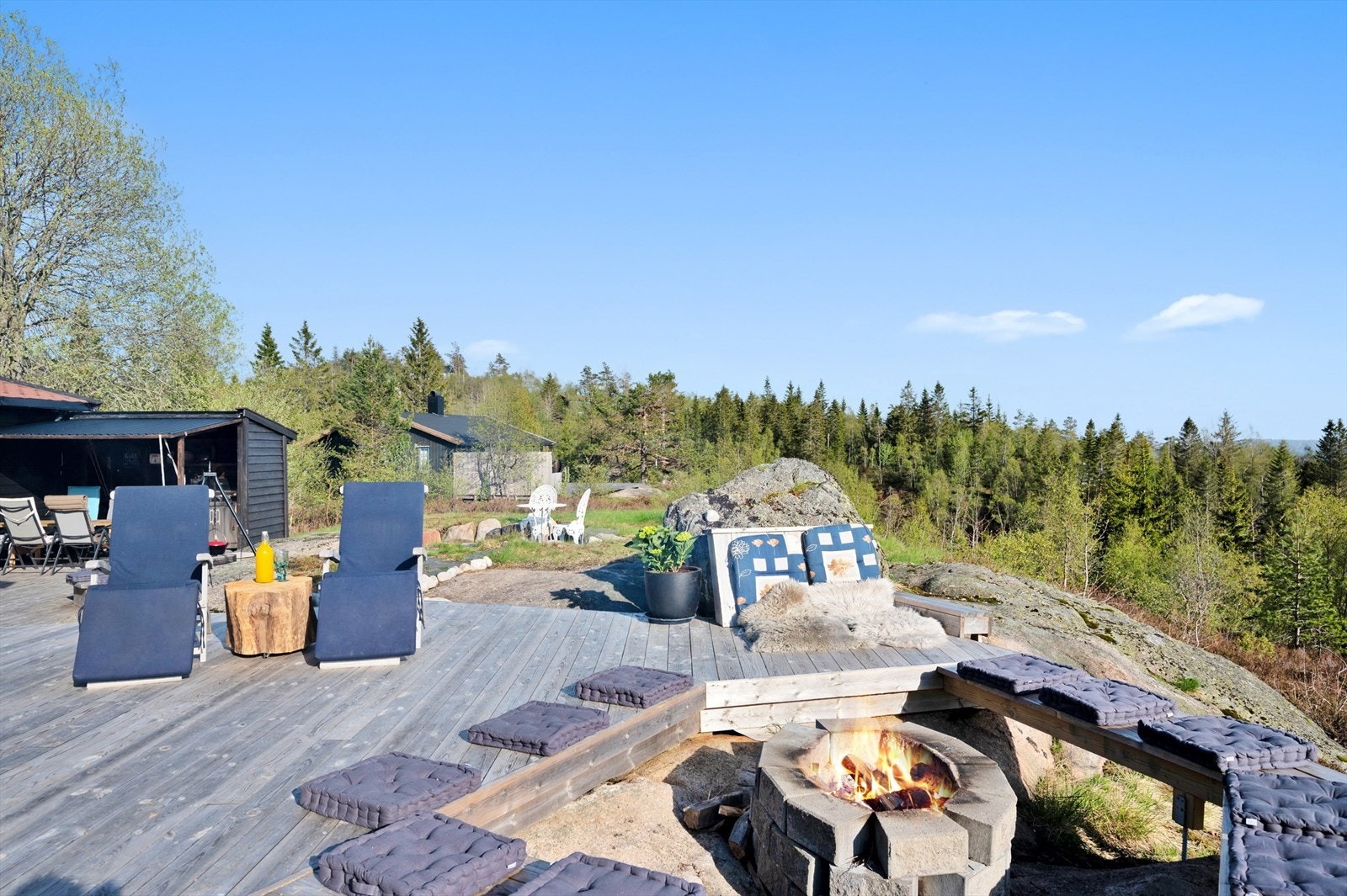Usjenert terrasse med gode solforhold Galleribilde