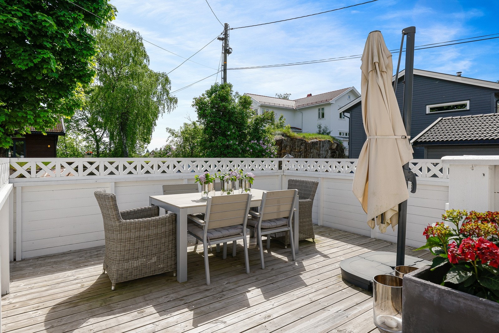 Hyggelig solrik markterrasse ved boligens inngangsparti. Galleribilde