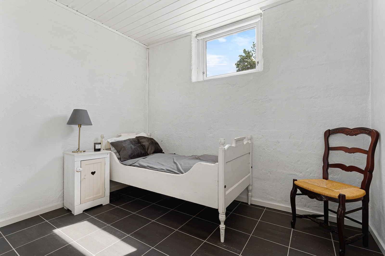 U. etg. Innredet rom. Dette rommet er byggemeldt som soverom. Men pga manglende rømningsvei frarådes det å benytte det som soverom. Galleribilde