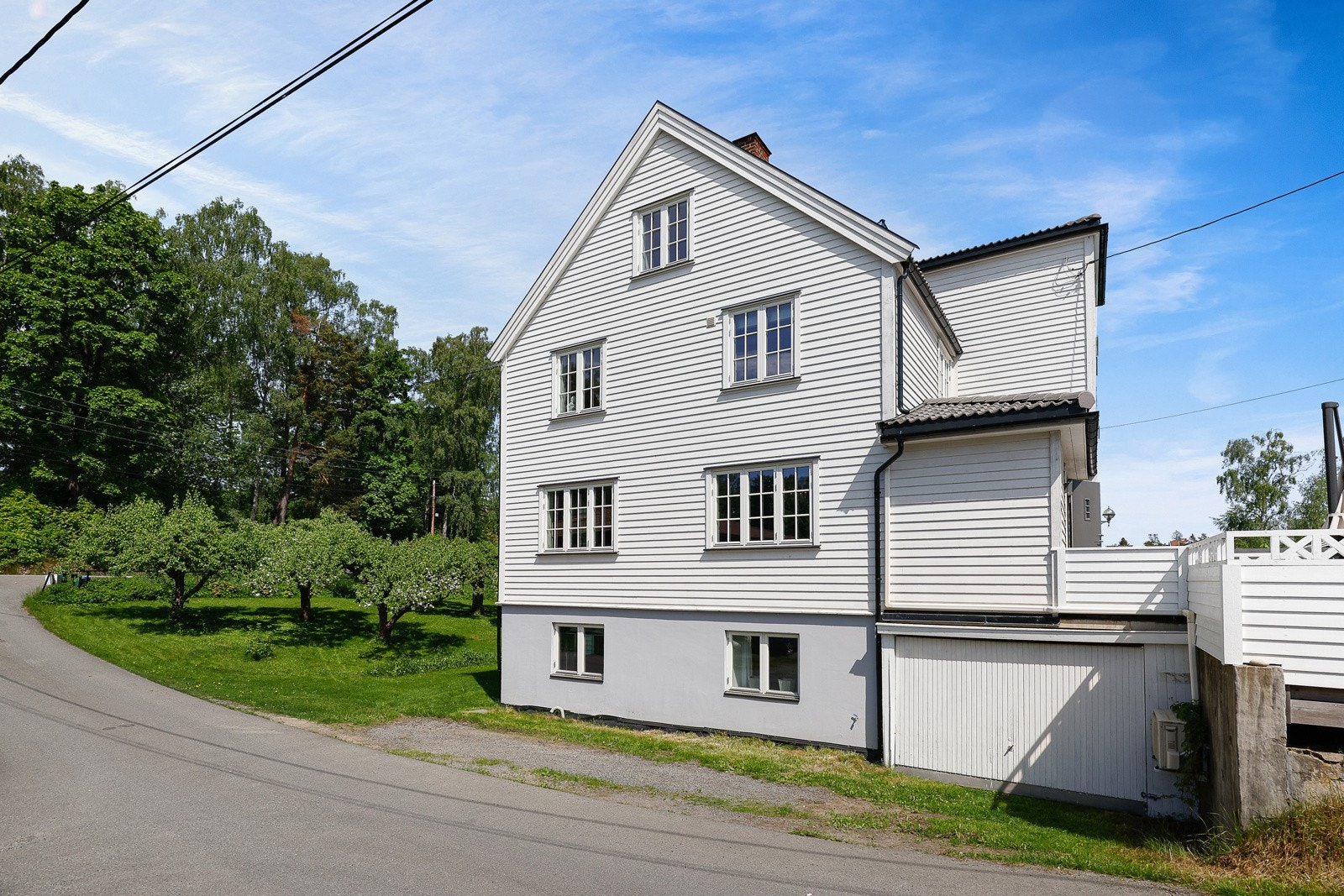 Boligen har garasje for 1 bil og 3 biloppstillingsplasser, 2 av de ved og foran garasjen. Galleribilde