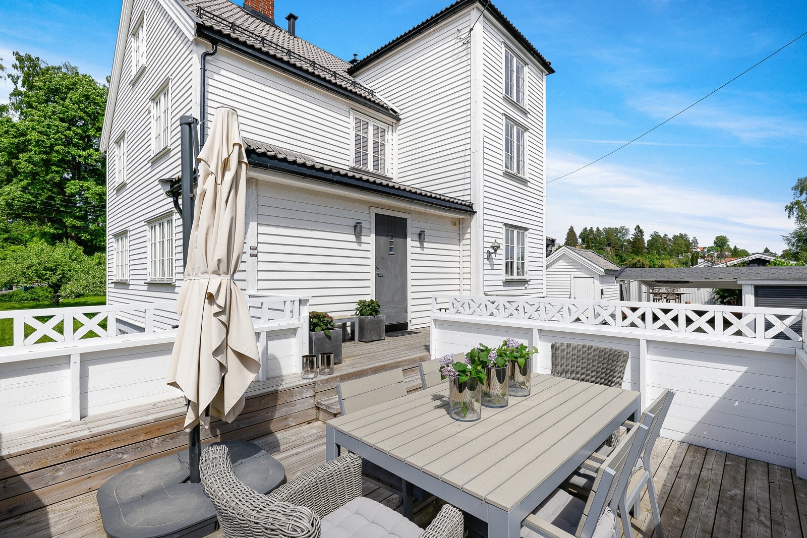 Hyggelig solrik markterrasse ved boligens inngangsparti. Galleribilde