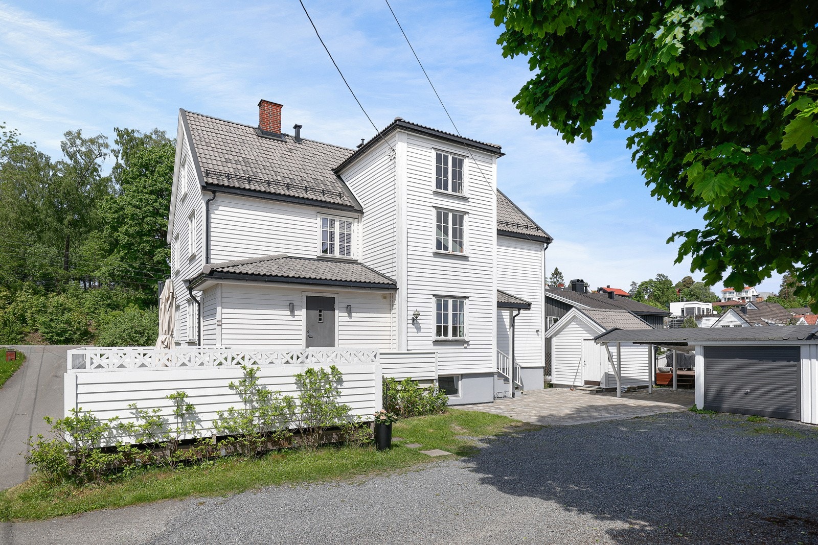 Inngangsparti og gårdsplass. Boligen har en biloppstillingsplass ved inngangen. Galleribilde