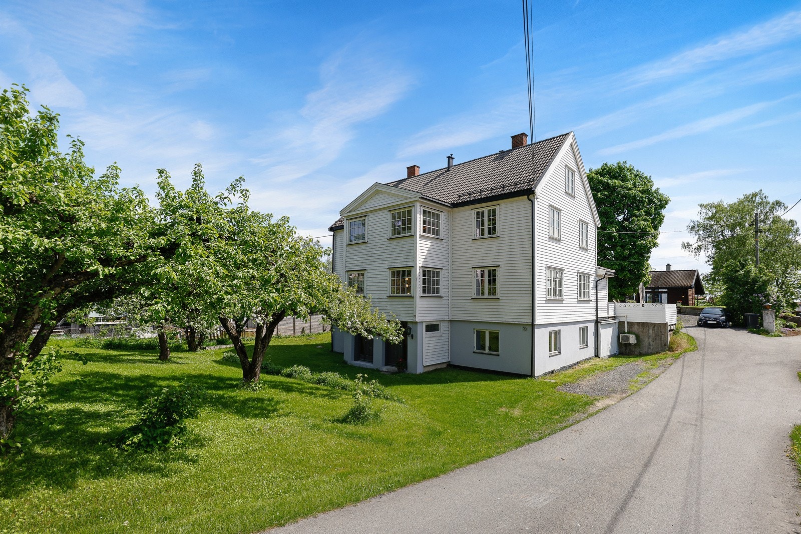 Boligen har 2 seksjoner med felles tomt og de har inndelt hageareal og p-plasser seg i mellom i vedtekter. Galleribilde