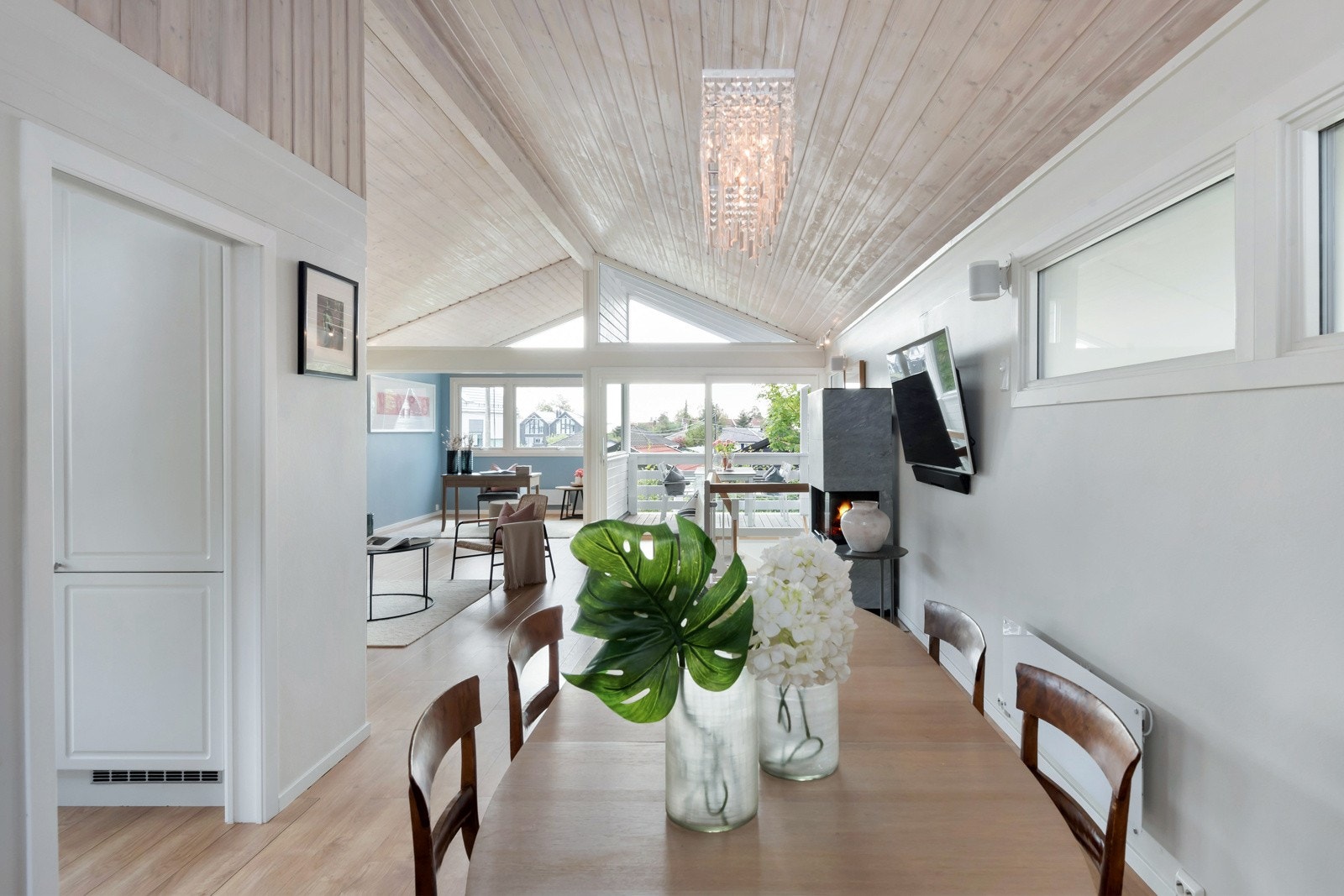 Spisestuedelen mot stuen Galleribilde