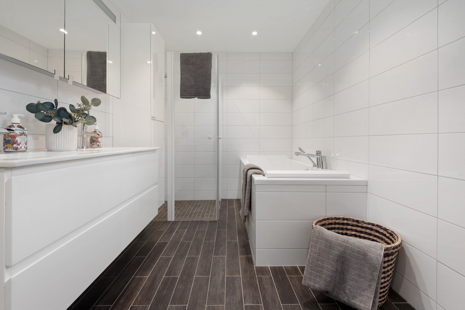 Fra det flotte baderommet med bl.a. badekar Galleribilde