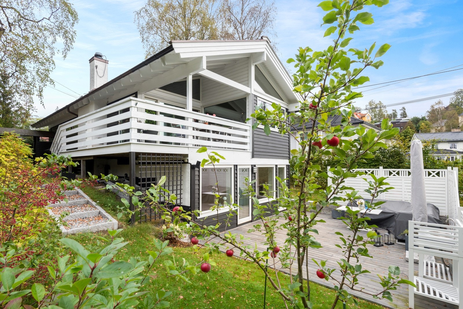 Velkommen til hyggelig og meget velholdt enebolig med dobbel garasje med el-billader Galleribilde