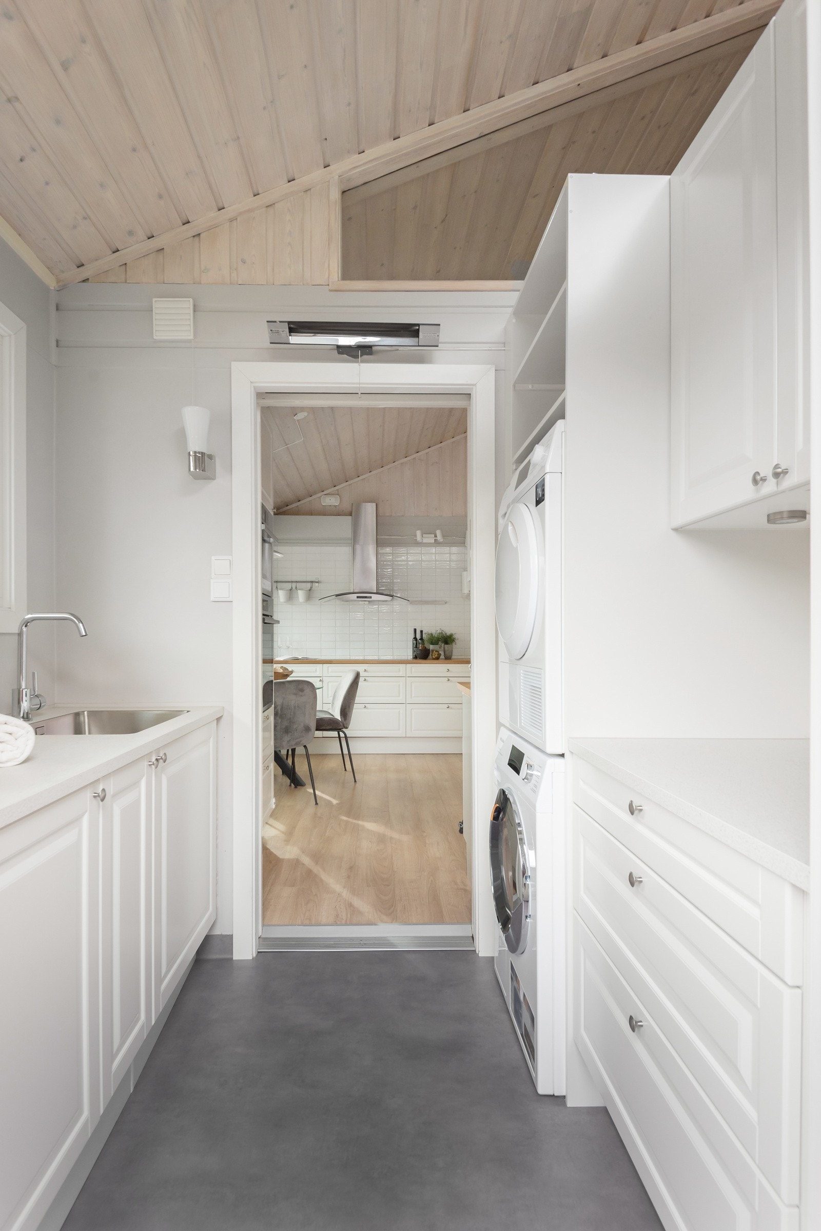 Vaskerom - godt med skapplass - praktisk når barn kommer fra barnehagen Galleribilde