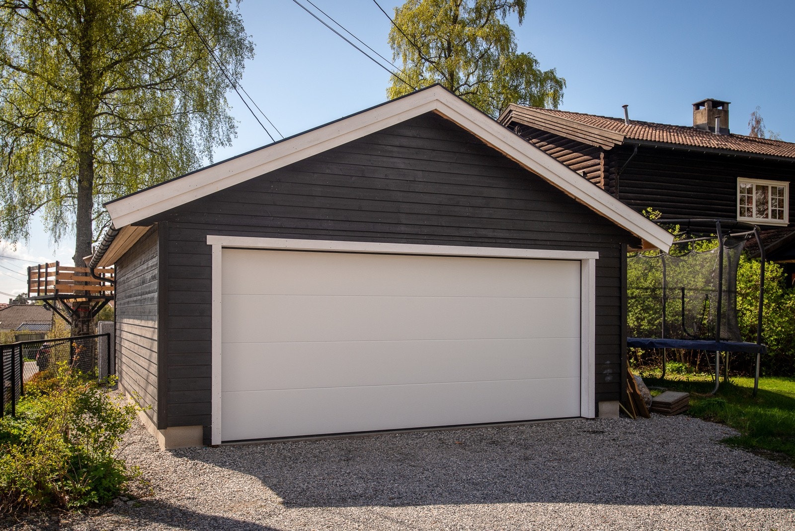Ny dobbel, fin garasje med el-billader Galleribilde