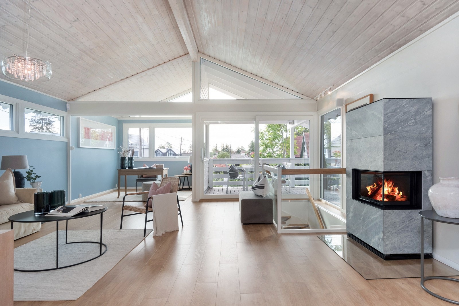 Hyggelig stue med peis Galleribilde