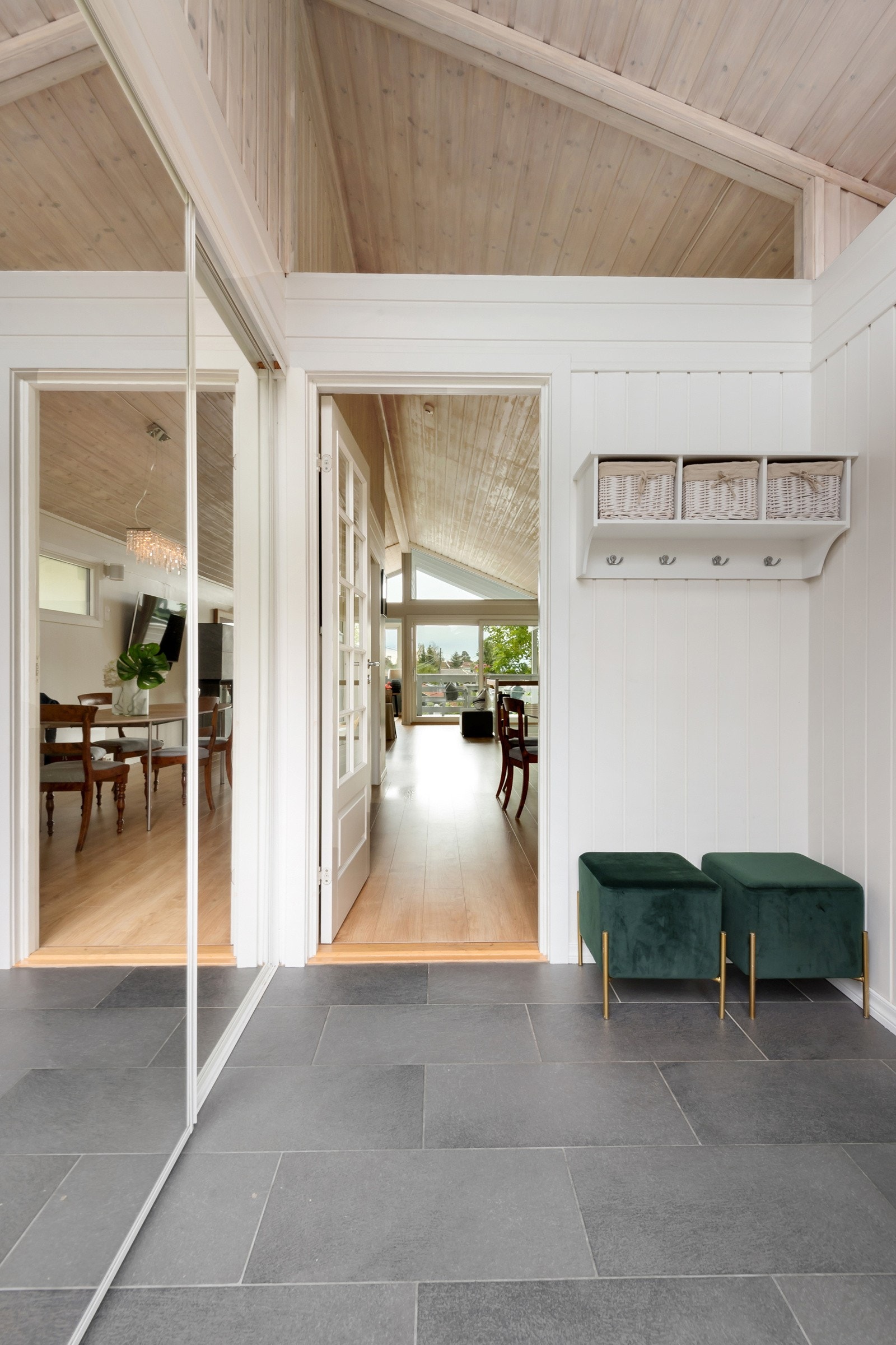 Romslig entre med garderobe Galleribilde