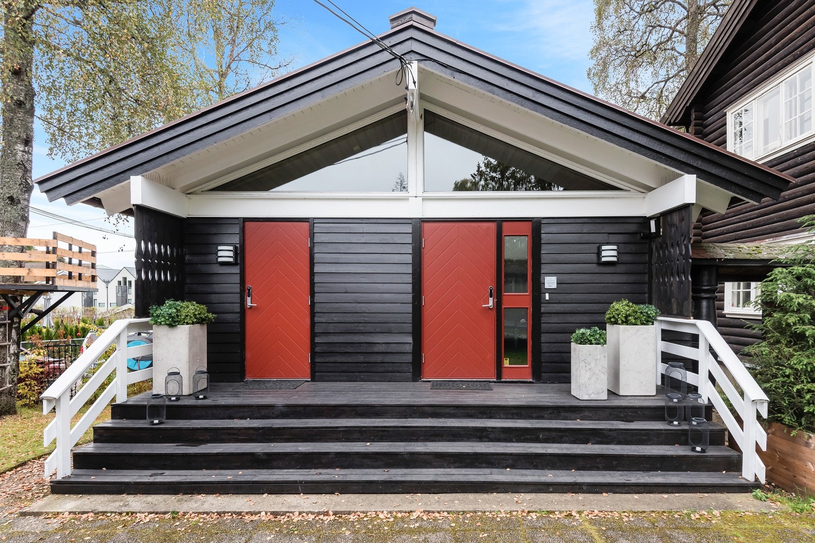 Inngangspartiet, en bidør direkte til vaskerom og kjøkken, en til entreen Galleribilde