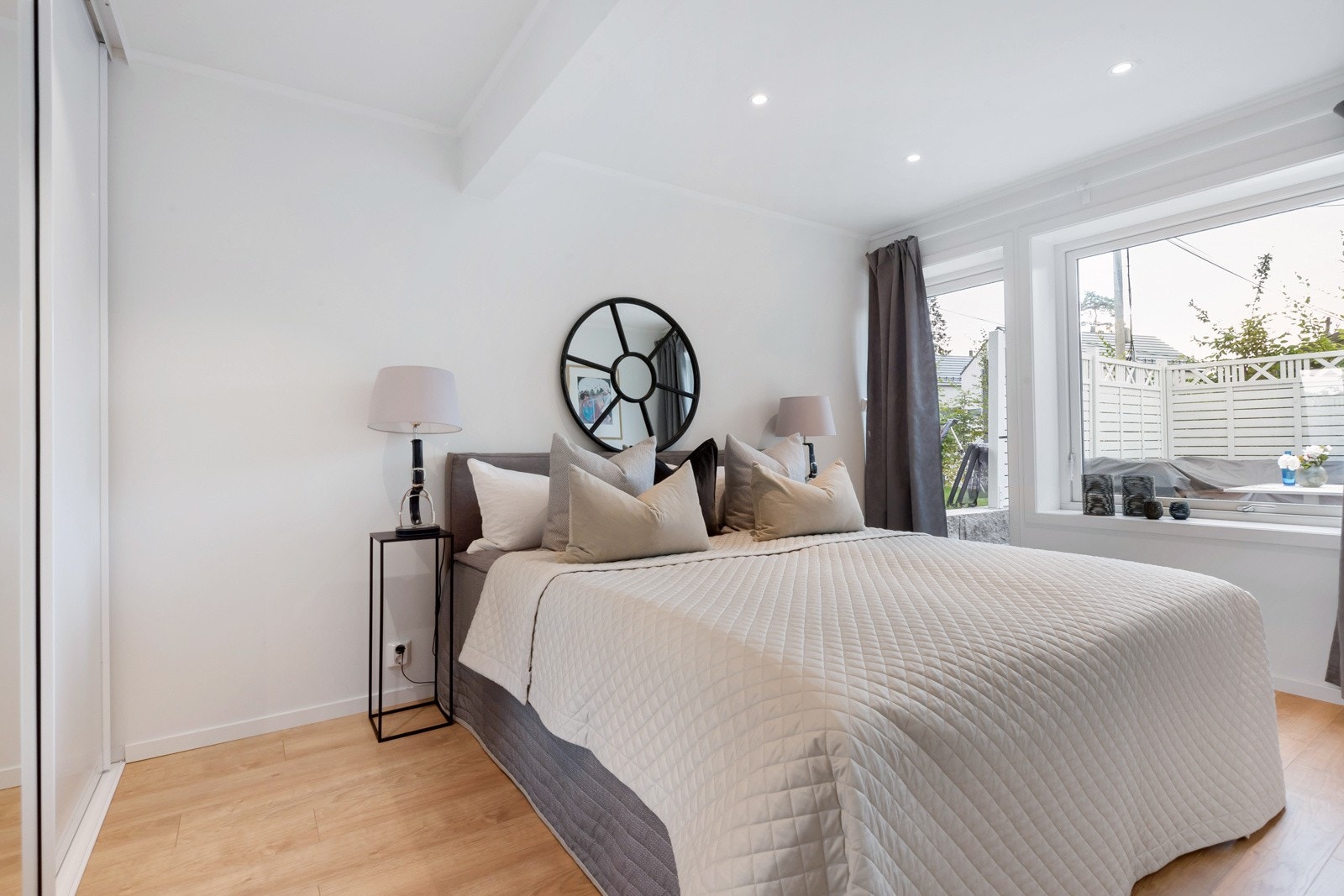 Hovedsoverommet med garderobe og utg. terrassen Galleribilde