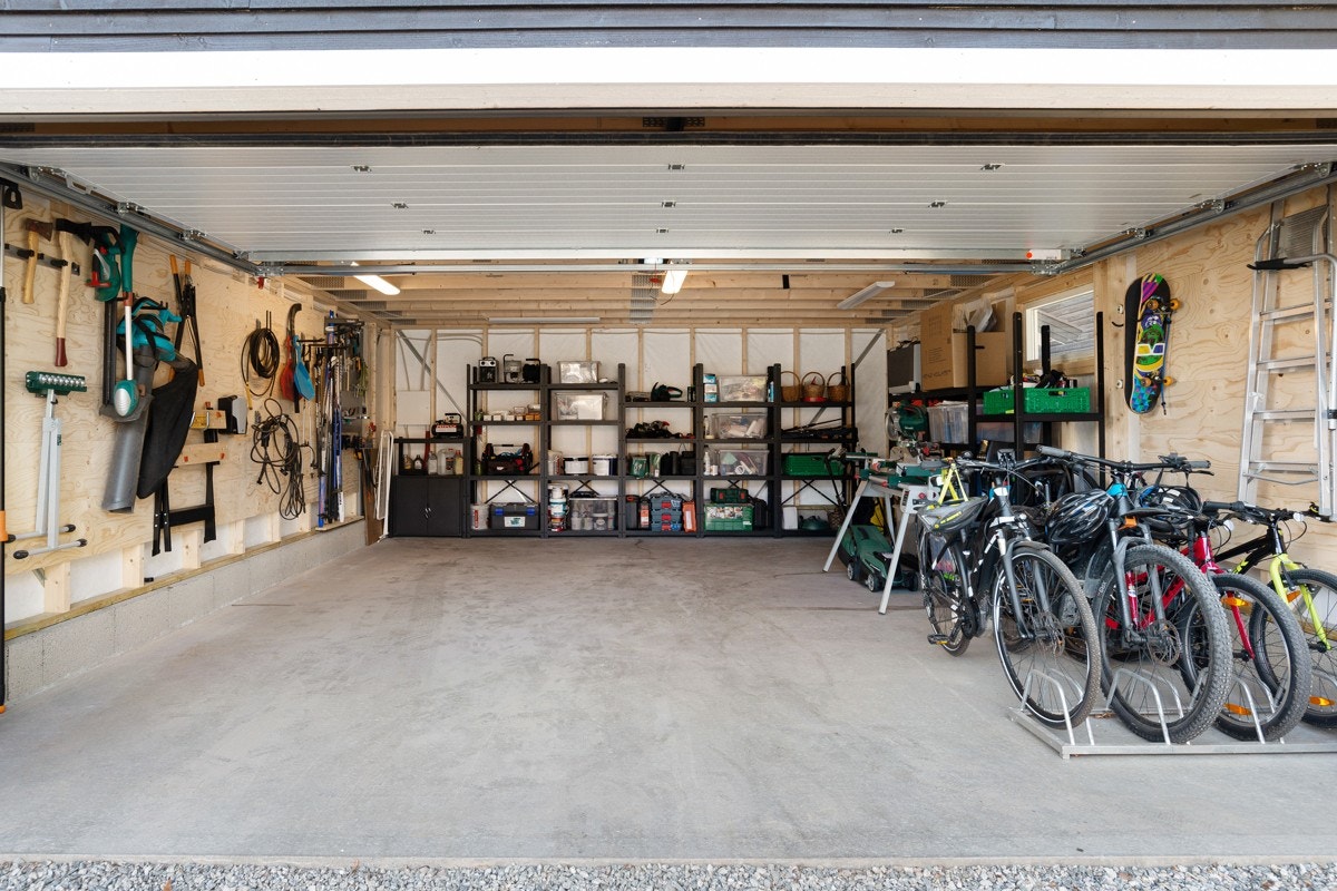 Garasjen med god plass, eget sikringsskap og DEFA elbillader. Ekstra lagring under tak. Galleribilde